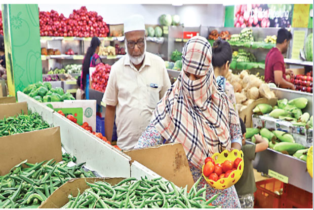 This police couple in Dindigul sets aside portion of salary to buy groceries for needy This police couple in Dindigul sets aside portion of salary to buy groceries for needy