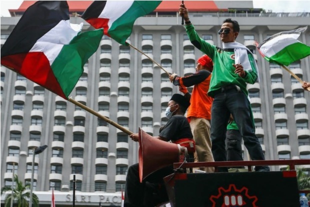 Indonesia Muslims protest at US Embassy over Israel strikes