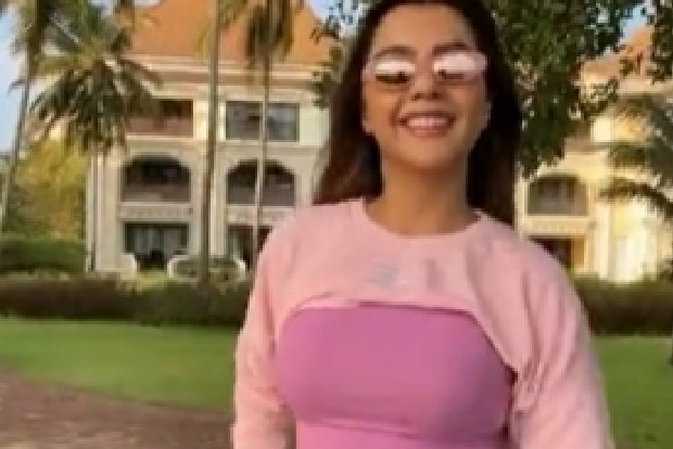 Ruhi Singh gets into the desi groove with Ravi Kishan