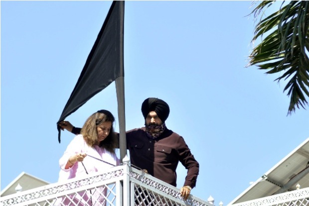 Punjab: Navjot Sidhu hoists black flag at his house in support of protesting farmers