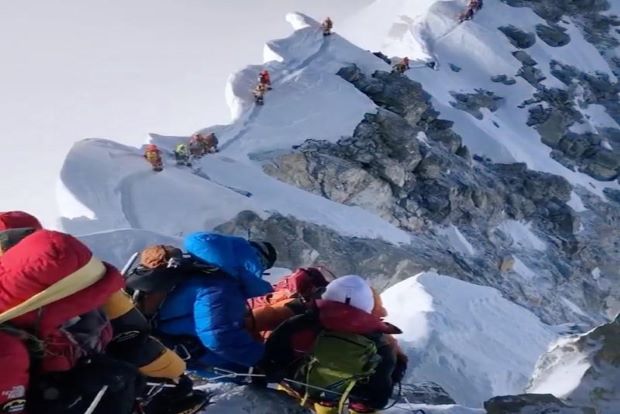 Virus fails to deter hundreds of climbers on Mount Everest