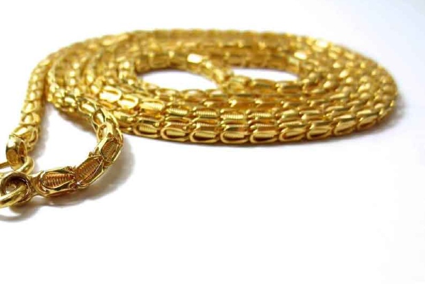 Man poses as customer, flees with six gold chains on accomplice’s bike