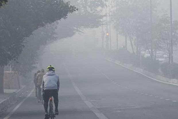 Mainly clear sky in Delhi with max temperature of 28 degrees
