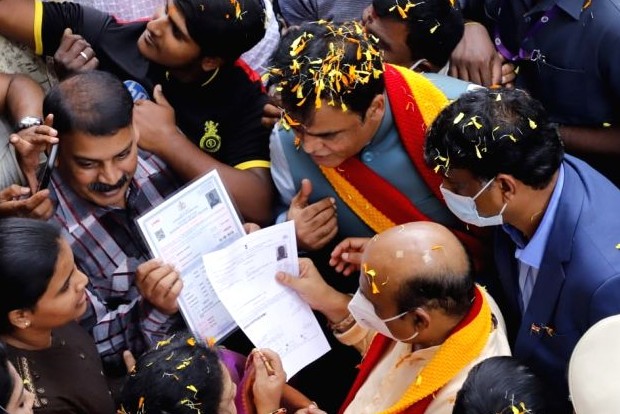 Karnataka CM walks to doorsteps, launches Janasevaka project