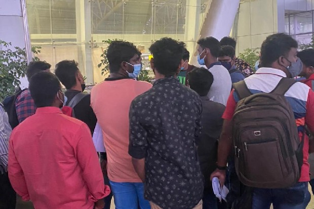 SriLankan Airlines stops 42 from boarding flight SriLankan Airlines stops 42 from boarding flight