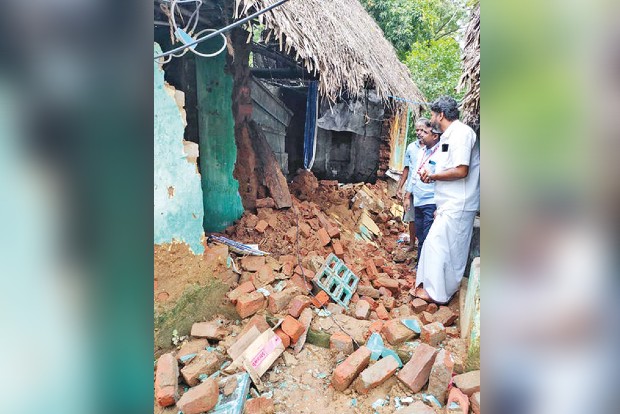 Over 100 houses collapse in central districts, 4-yr-old killed