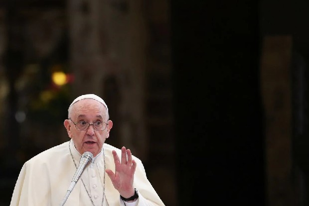 Pope thanks journalists for helping expose Church sex scandals