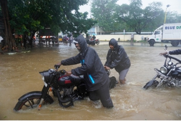 Heavy rains continue in Kerala, alert in 7 districts