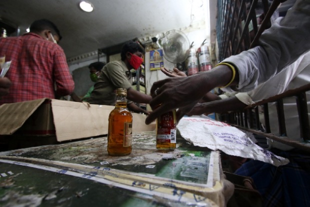 Women barge into liquor shop, smash furniture in Karnataka
