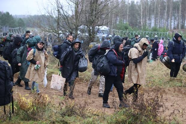 Poland turns water cannon on rock-throwing migrants at Belarus border