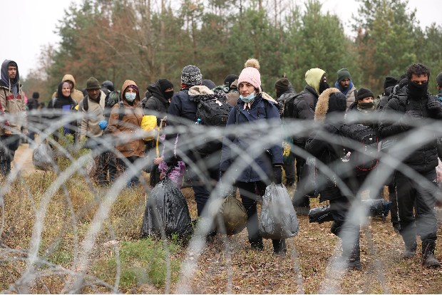 More migrants try to enter Poland from Belarus in East-West standoff