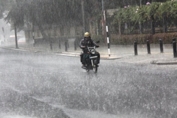 Heavy rains lash Puducherry, normal life hit Heavy rains lash Puducherry, normal life hit