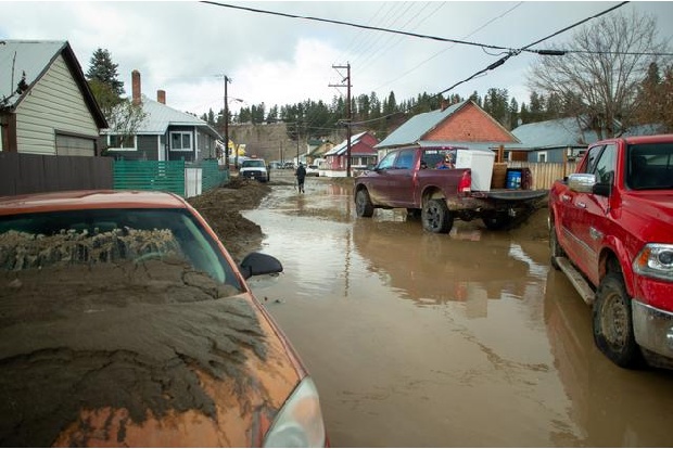 Canadas massive flood strands 18,000, some in remote mountains Canadas massive flood strands 18,000, some in remote mountains