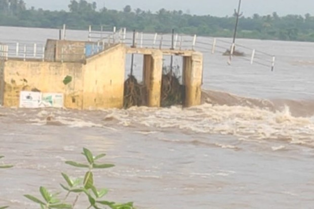 Floods breach sluice gates in Villupuram