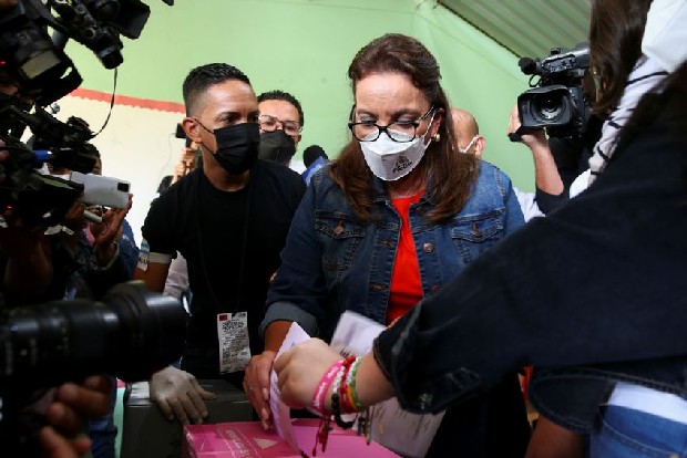 Honduras votes, leading leftist bids to end conservatives 12-year rule