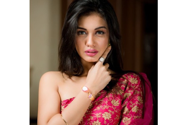 Divya Agarwal posts her cleaning woman look, takes fans by surprise