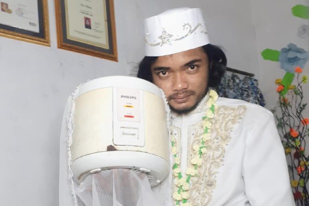 Indonesian man marries rice cooker, divorces it later Indonesian man marries rice cooker, divorces it later
