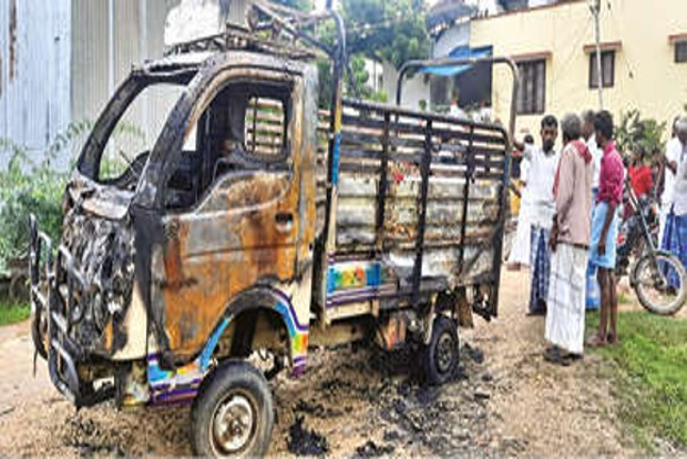 Vehicles, shops torched in Peravurani Vehicles, shops torched in Peravurani