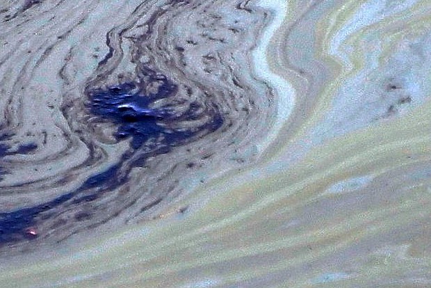 Offshore drilling urged to stop after mass oil spill off California