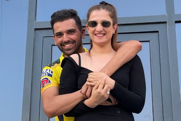 Indian Premier league 2021: Deepak Chahar proposes his girlfriend after CSK vs PBKS match Indian Premier league 2021: Deepak Chahar proposes his girlfriend after CSK vs PBKS match