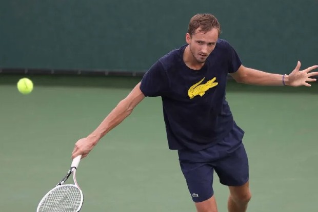 Medvedev endures rain delay to reach Indian Wells pre-quarters