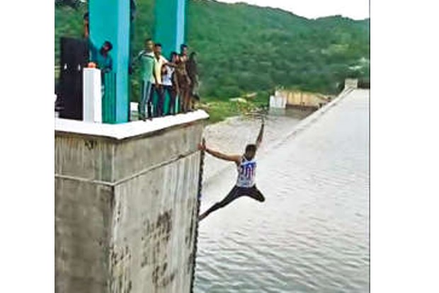 Police plaint on trespass at dam