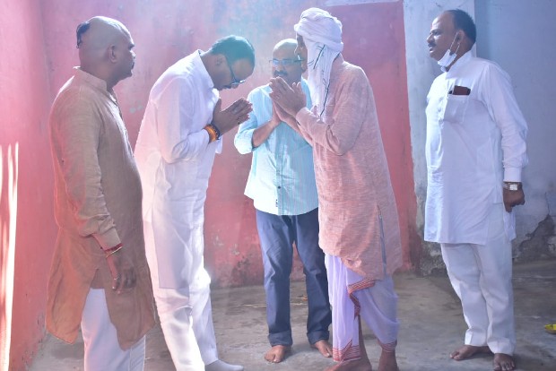 UP Minister visits families of dead BJP workers in Lakhimpur Kheri