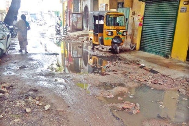 Stagnant water, overflowing sewage impair Old Washermanpet roads Stagnant water, overflowing sewage impair Old Washermanpet roads