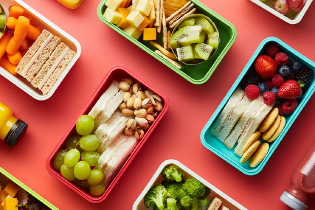 How to keep a balanced diet while you travel