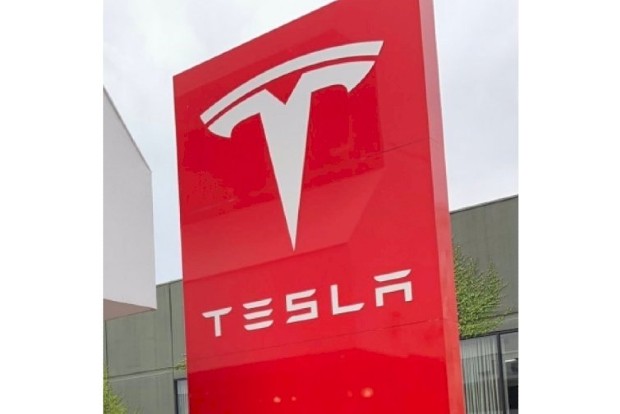 Tesla still faces USD 2 billion patent lawsuit by trucking startup Nikola