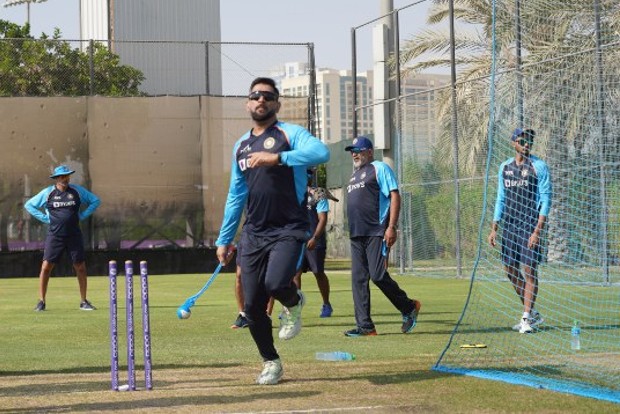 Hardik doesn’t bowl, MS Dhoni helps throwdown experts