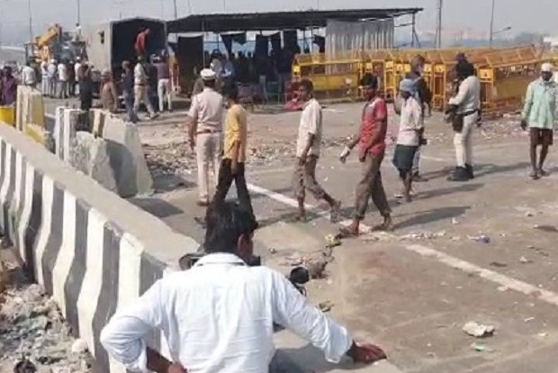 Delhi Police removing barricades at Tikri, Ghazipur borders
