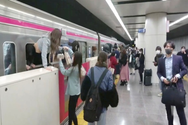 Man with knife stabs at least 10 on Tokyo train, starts fire