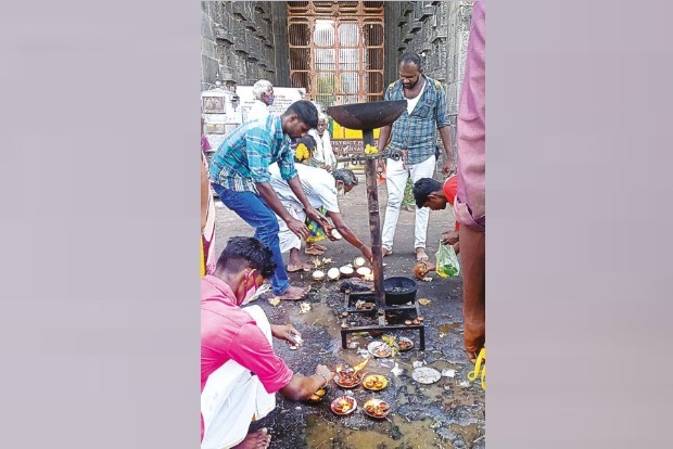 Temple closure fails to deter devotees in Tiruvannamalai Temple closure fails to deter devotees in Tiruvannamalai