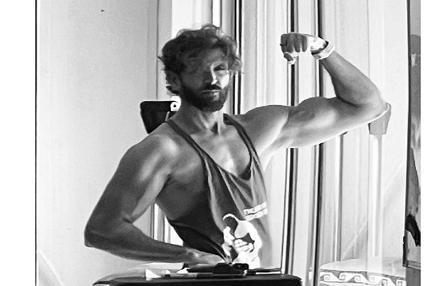 Hrithik Roshan flaunts his beefed-up biceps, pic goes viral