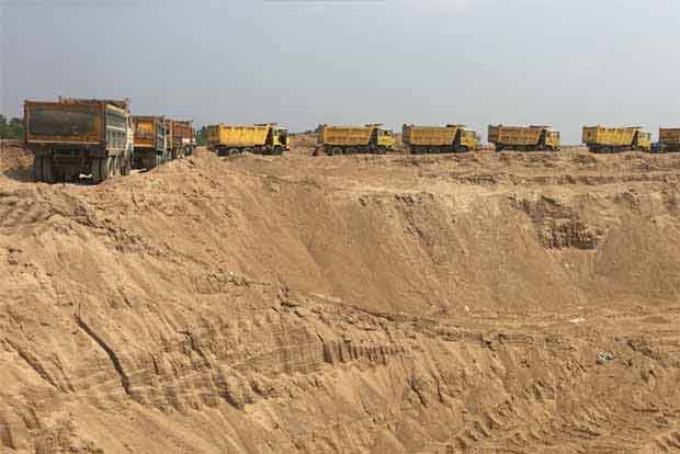 Bullock cart workers seek reopening of sand quarries in Tiruchy