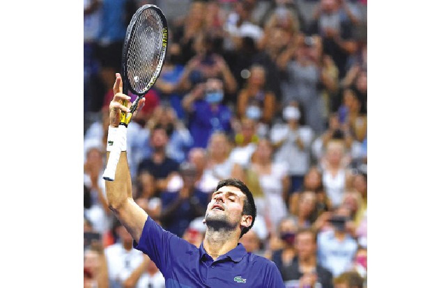 Djokovic extends Slam bid