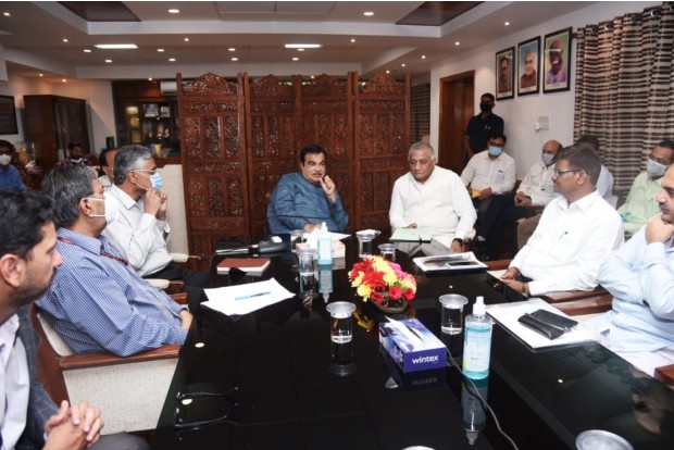 Gadkari meets contractors of NH projects in Tamil Nadu