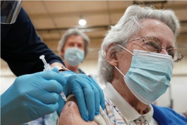 U.S. lawmaker urges mandatory COVID-19 vaccines, tests for air, train travel