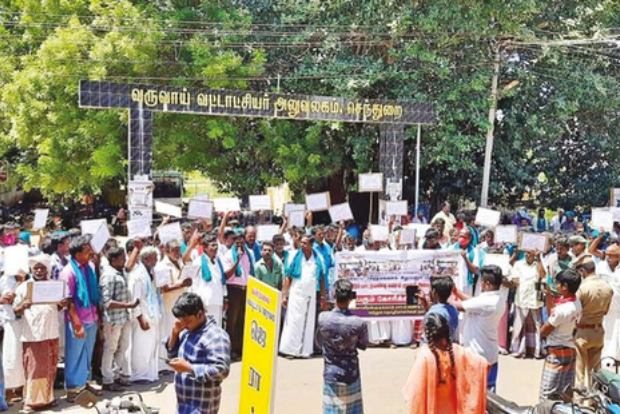 Bullock cart workers besiege Senthurai office for reopening quarries Bullock cart workers besiege Senthurai office for reopening quarries