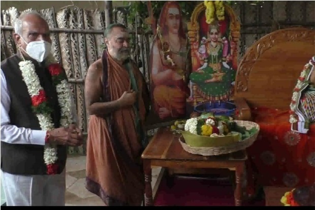 Outgoing Governor Banwarilal Purohit visits Kanchi Mutt