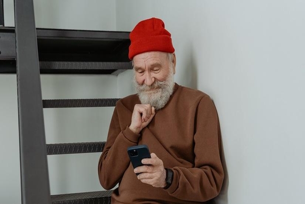 Look for these while buying a phone for elderly