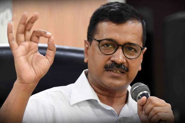 Kejriwal hands over Rs 10L to late Corona warriors wife