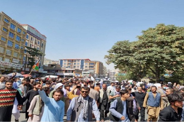 Thousands protest in Afghanistans Kandahar against evacuation order by Taliban