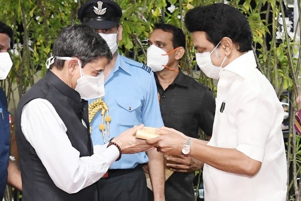 Stalin welcomes Tamil Nadu Guv appointee Ravi at Chennai airport