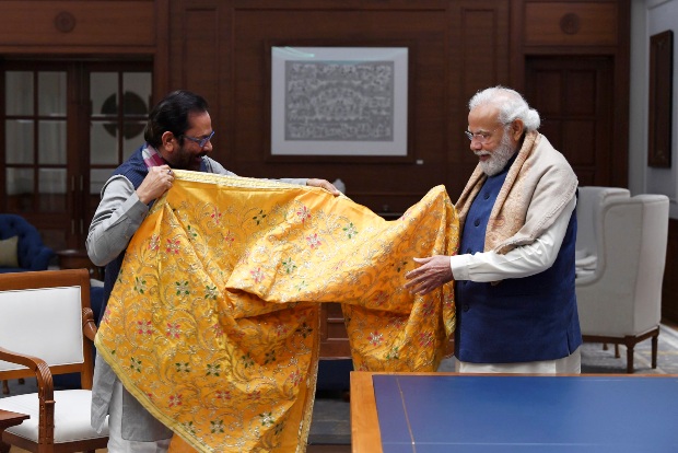 PM Modi presents chadar for offering at Ajmer Sharif Dargah PM Modi presents chadar for offering at Ajmer Sharif Dargah