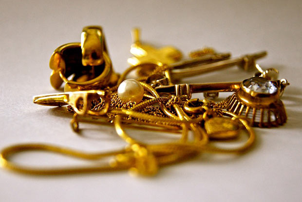 Woman relieved of 10-sovereign chain by ‘mask enforcing’ team