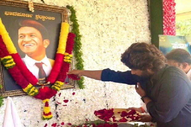 Allu Arjun meets Puneeth Rajkumars family to pay his homage