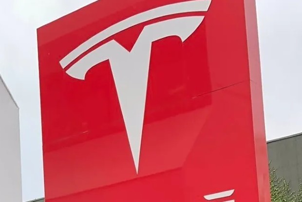 Tesla vehicle with FSD Beta reportedly runs into pole