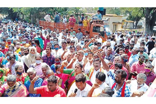 Locals protest against ban imposed on night traffic on Bannari Road